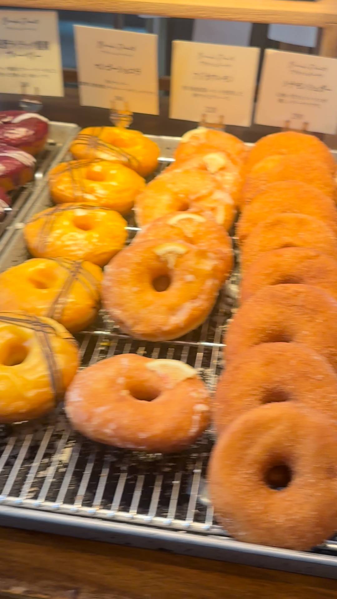 ダイエットを我慢、スイーツ店