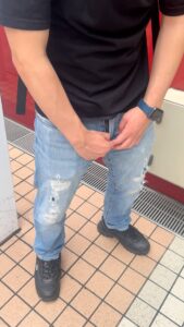 ズボンのチャックを開け閉めする男性