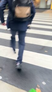 スーツで出勤するサラリーマン　遅刻　リュック