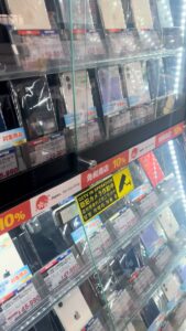 お店のスマホを指さす男性