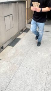 お金を借りれて喜ぶ男性　借金