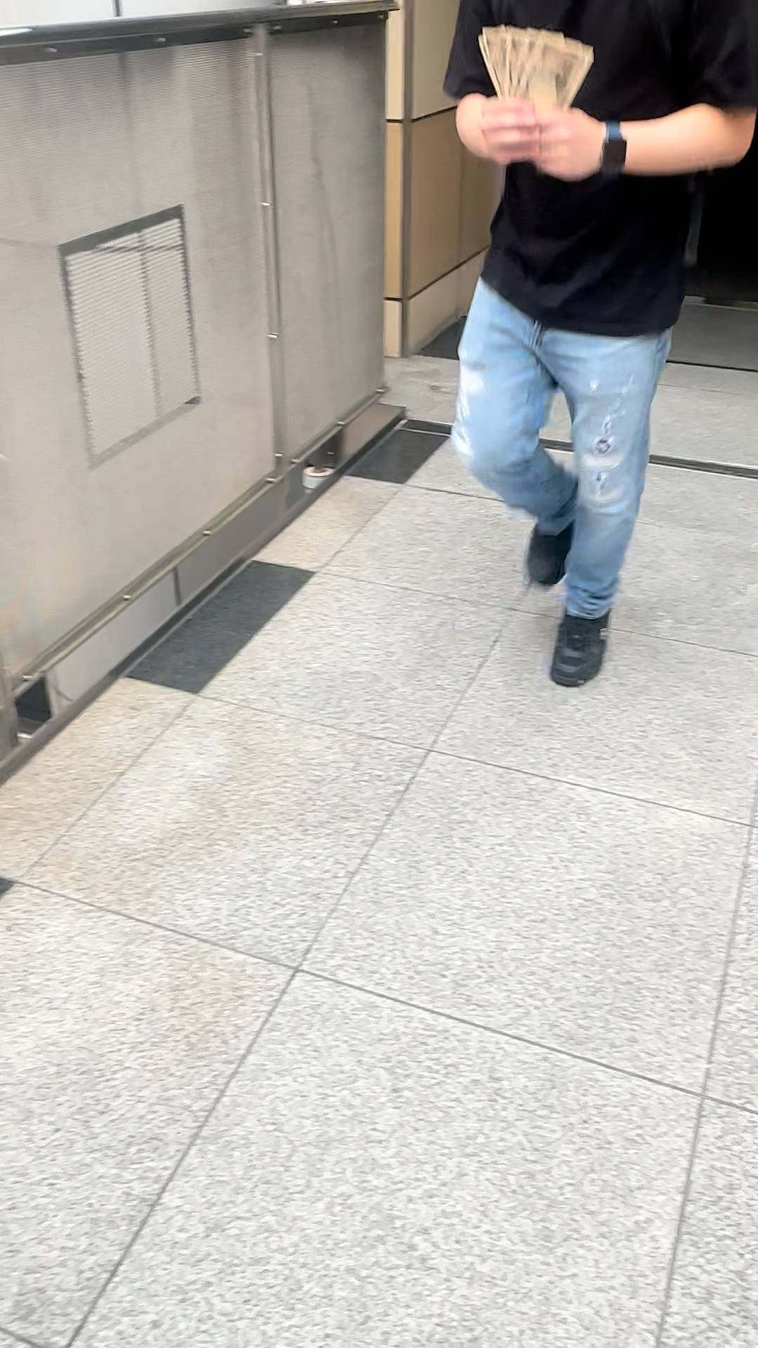 お金を借りれて喜ぶ男性　借金