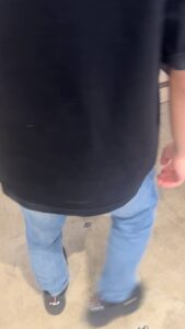 階段を上る男性