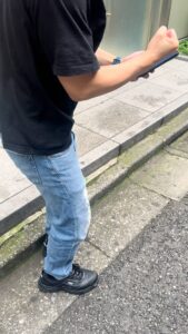 携帯を見てガッツポーズ 喜ぶ　投資　ギャンブル　ソシャゲ　マッチングアプリ