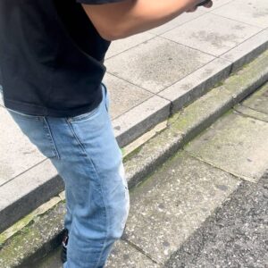 携帯を見てガッツポーズ 喜ぶ　投資　ギャンブル　ソシャゲ　マッチングアプリ