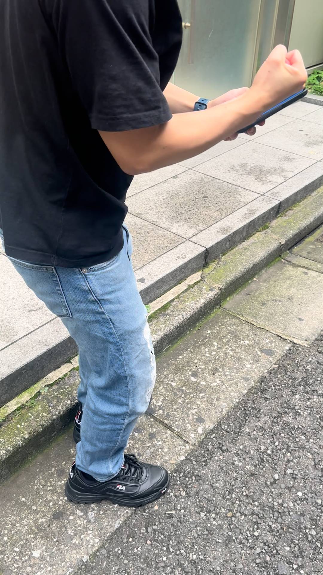 携帯を見てガッツポーズ 喜ぶ　投資　ギャンブル　ソシャゲ　マッチングアプリ