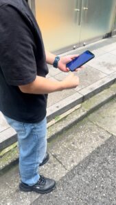 携帯を見て小さくガッツポーズ　投資　ギャンブル　ソシャゲ　マッチングアプリ