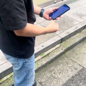 携帯を見て小さくガッツポーズ　投資　ギャンブル　ソシャゲ　マッチングアプリ