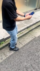 携帯を見て大歓喜、喜ぶ　投資　ギャンブル　ソシャゲ　マッチングアプリ