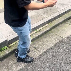 携帯を見て大歓喜、喜ぶ　投資　ギャンブル　ソシャゲ　マッチングアプリ