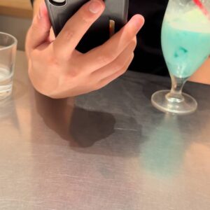 彼女目線｜男性がスマホの画面見せる デート