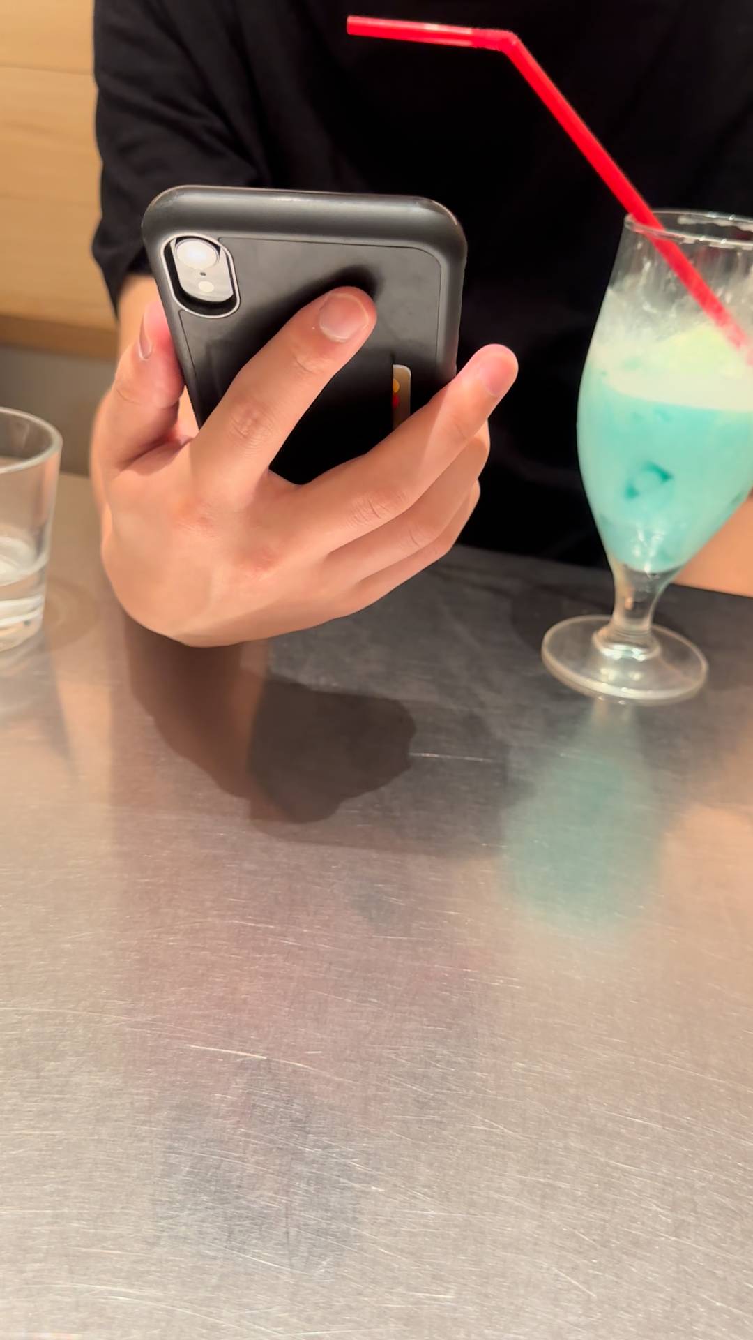 彼女目線｜男性がスマホの画面見せる デート