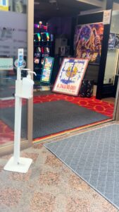 パチンコ店から出てくる男性 ギャンブル　借金