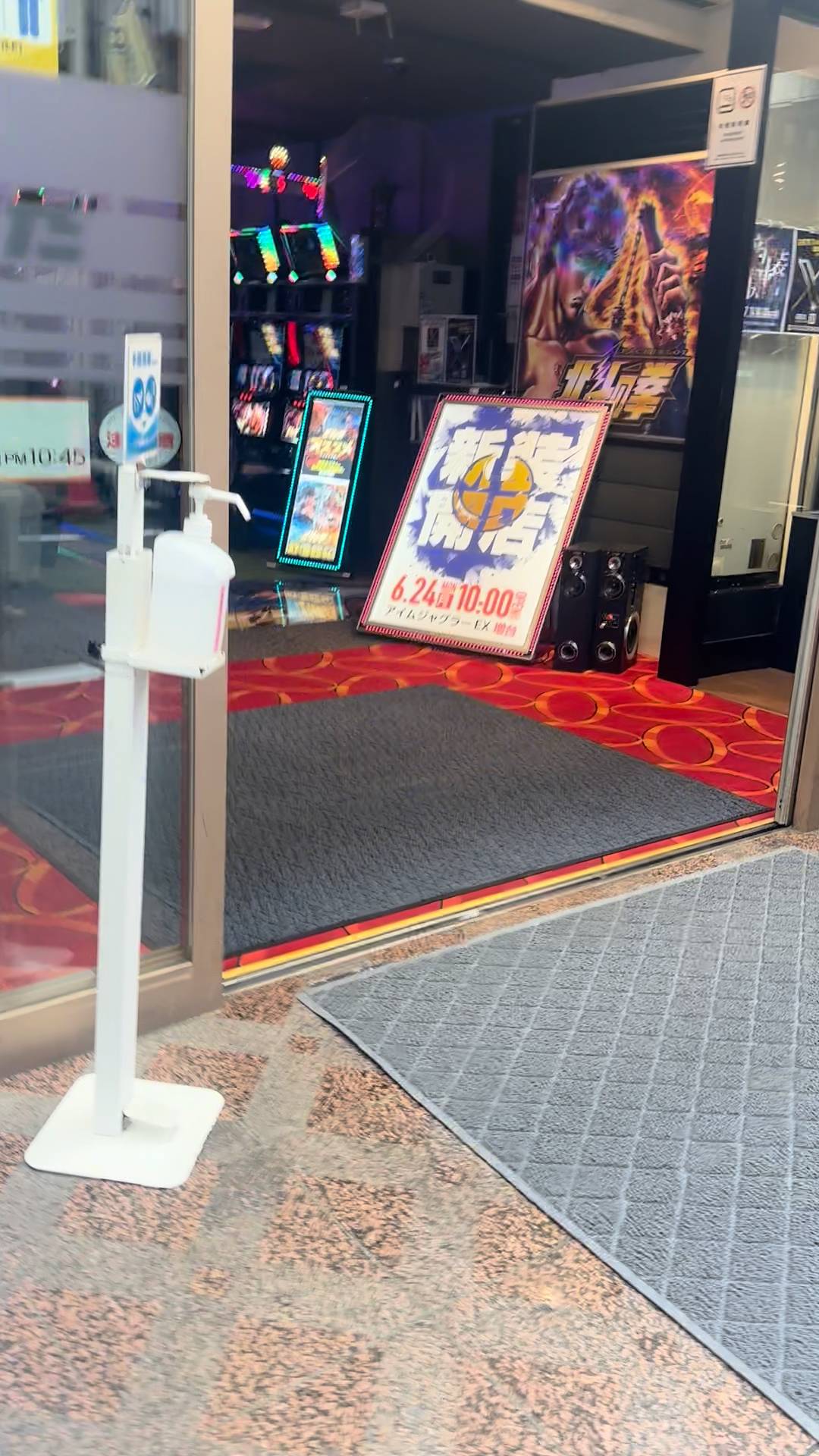 パチンコ店から出てくる男性 ギャンブル　借金