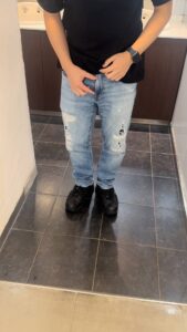 股間を気にする男性　クリニック