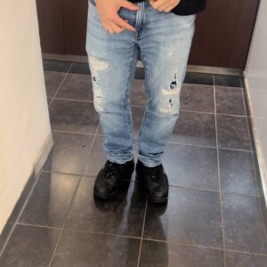 股間を気にする男性　クリニック