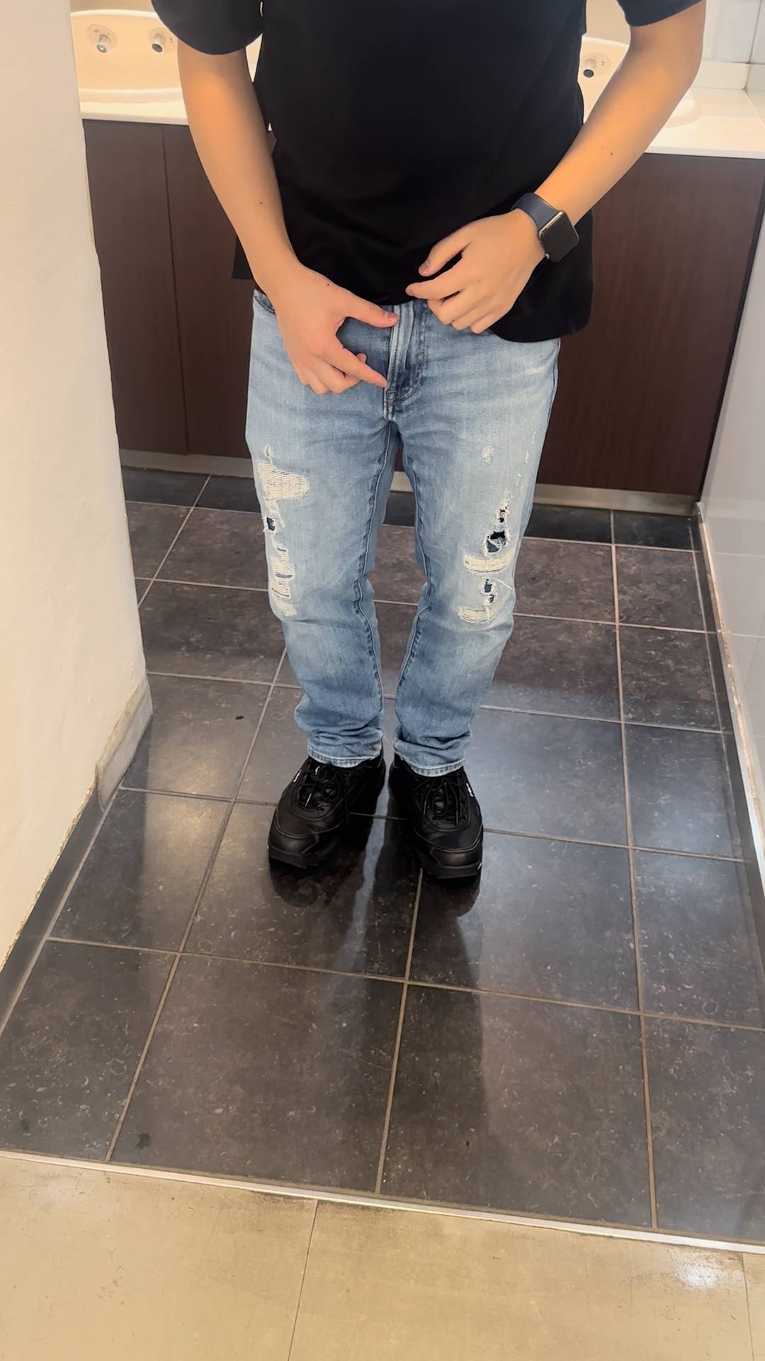 股間を気にする男性　クリニック