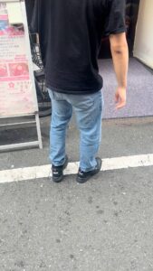 大人のお店に入っていく男性　キャバクラ