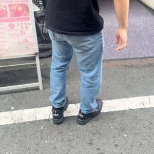 大人のお店に入っていく男性　キャバクラ