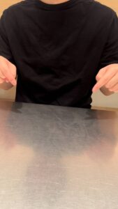 指差し、チェックマーク男性 注目　指さし