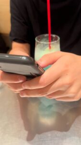 喫茶店スマホ操作 デート