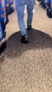 スロットでハイエナする男性(1) ギャンブル　パチンコ