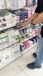 コンドーム(避妊具)を購入する男性