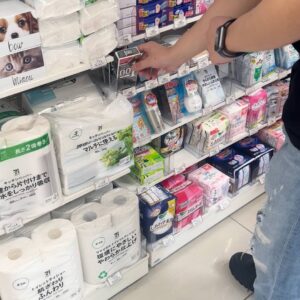 コンドーム(避妊具)を購入する男性