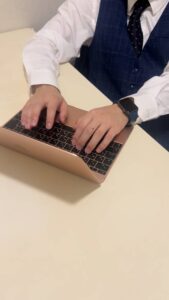 パソコン入力するビジネスマン｜サラリーマン