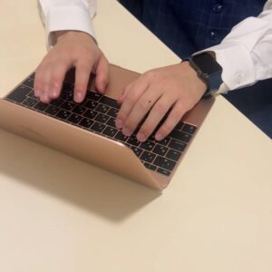 パソコン入力するビジネスマン｜サラリーマン