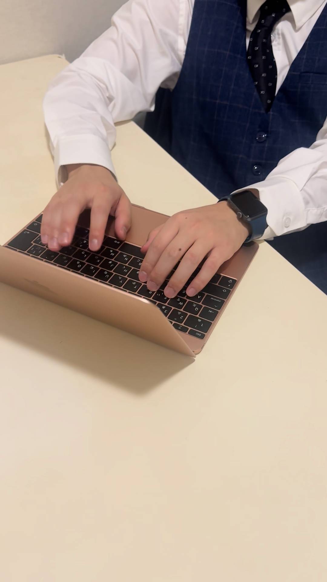 パソコン入力するビジネスマン｜サラリーマン