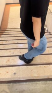 高CVR｜カッコつけて階段で転ぶ男性