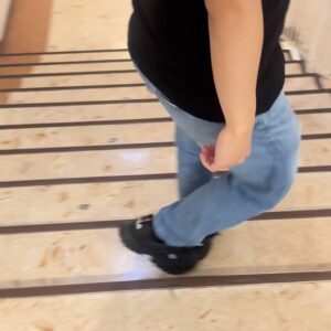 高CVR｜カッコつけて階段で転ぶ男性