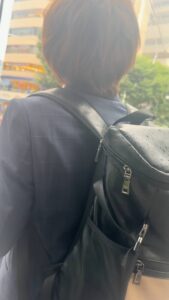 雨の中帰宅するサラリーマン