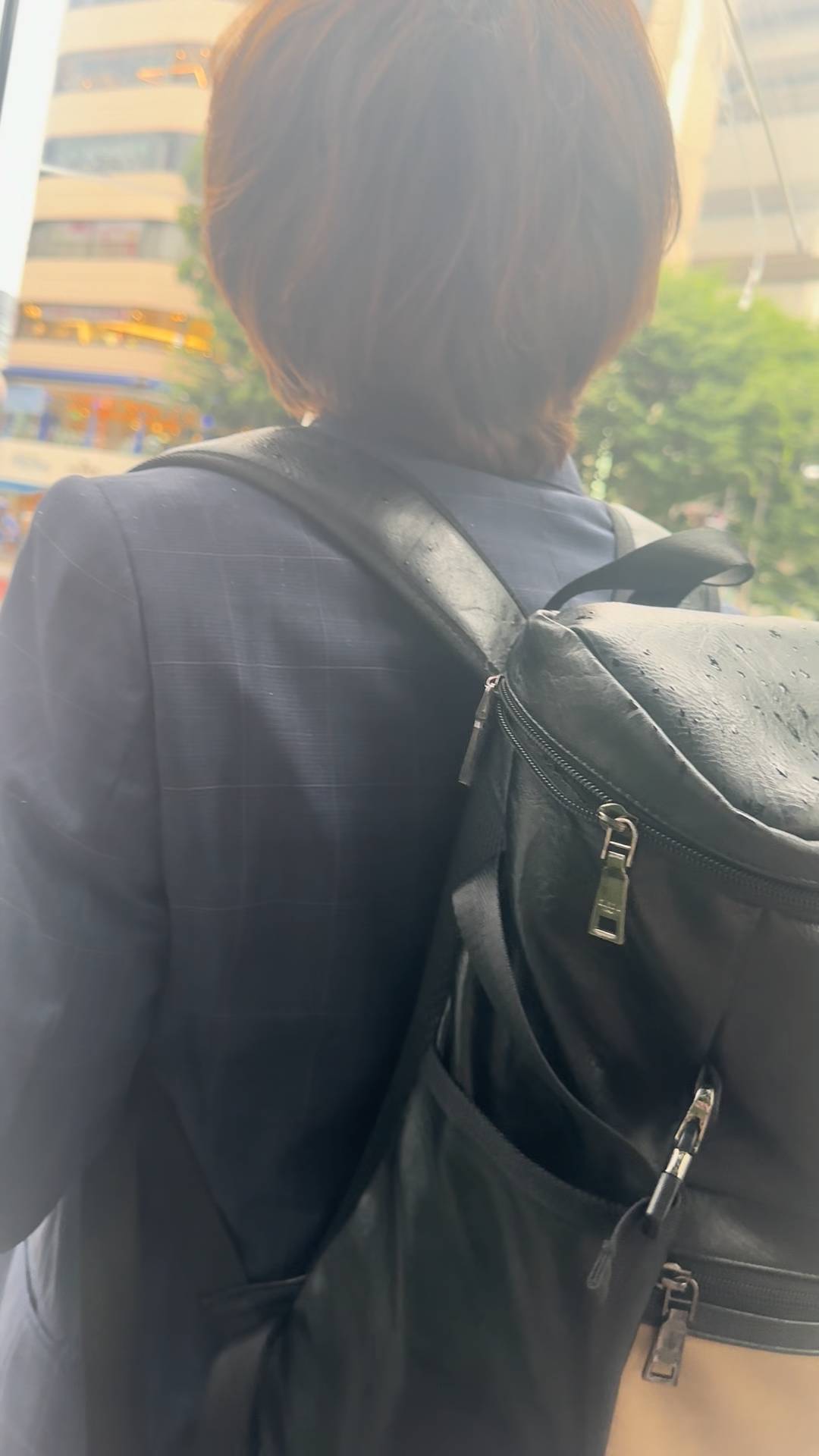 雨の中帰宅するサラリーマン