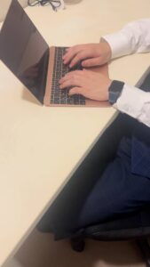 仕事をするビジネスマン｜サラリーマン　パソコン