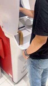 ATMからお金を引き出す男性