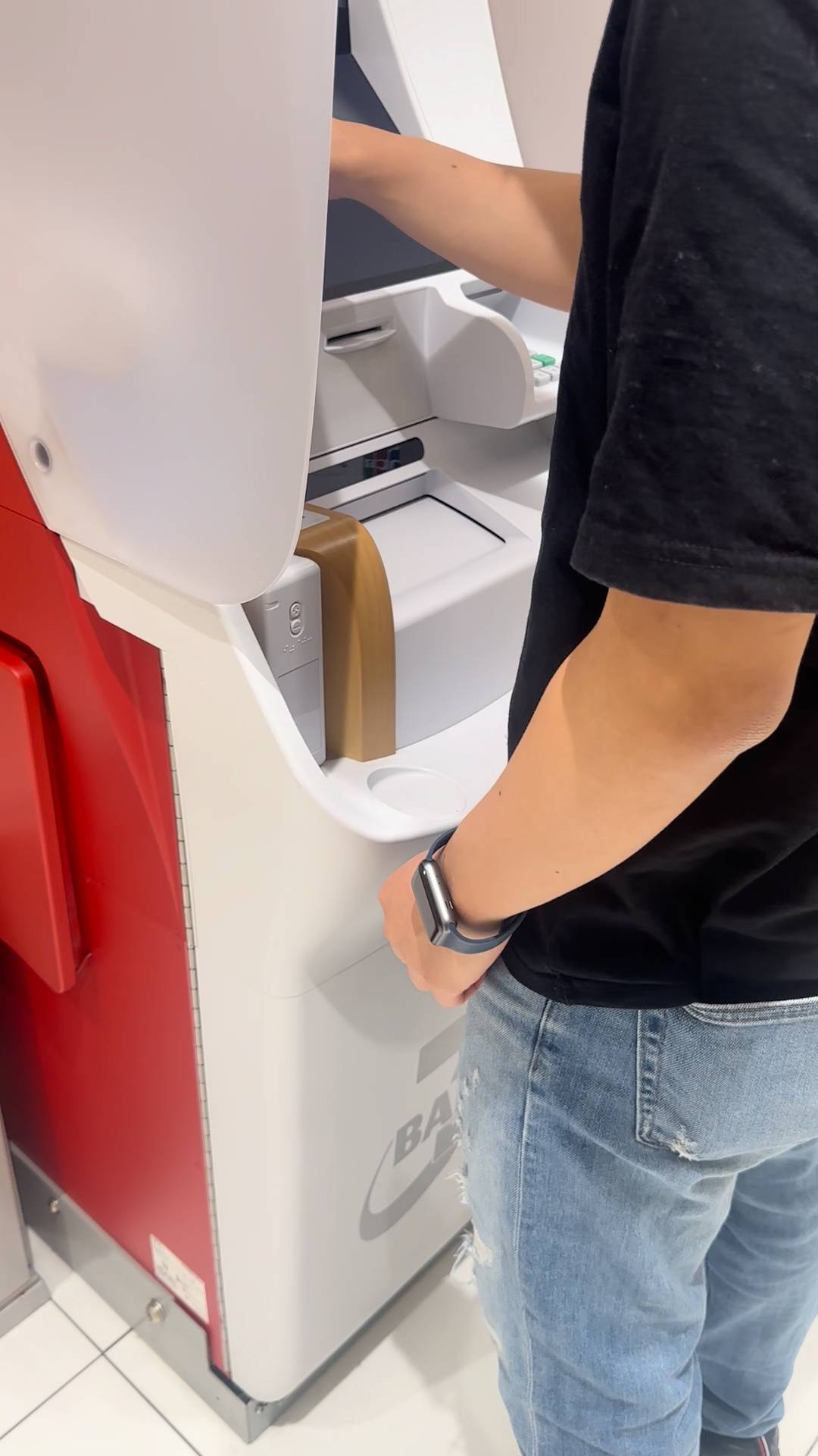 ATMからお金を引き出す男性