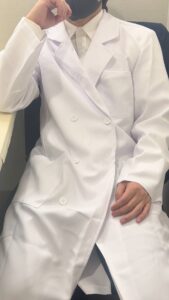 白衣を着たドクターが説明する動画