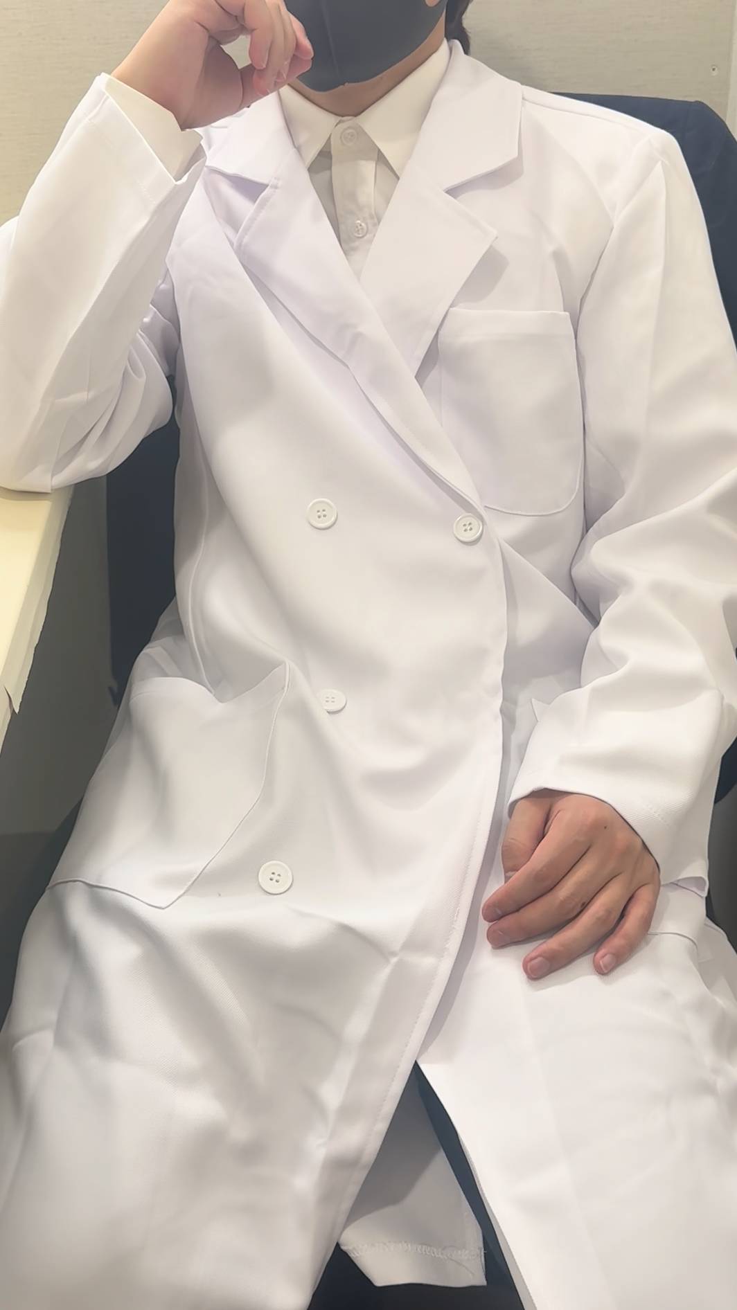 白衣を着たドクターが説明する動画