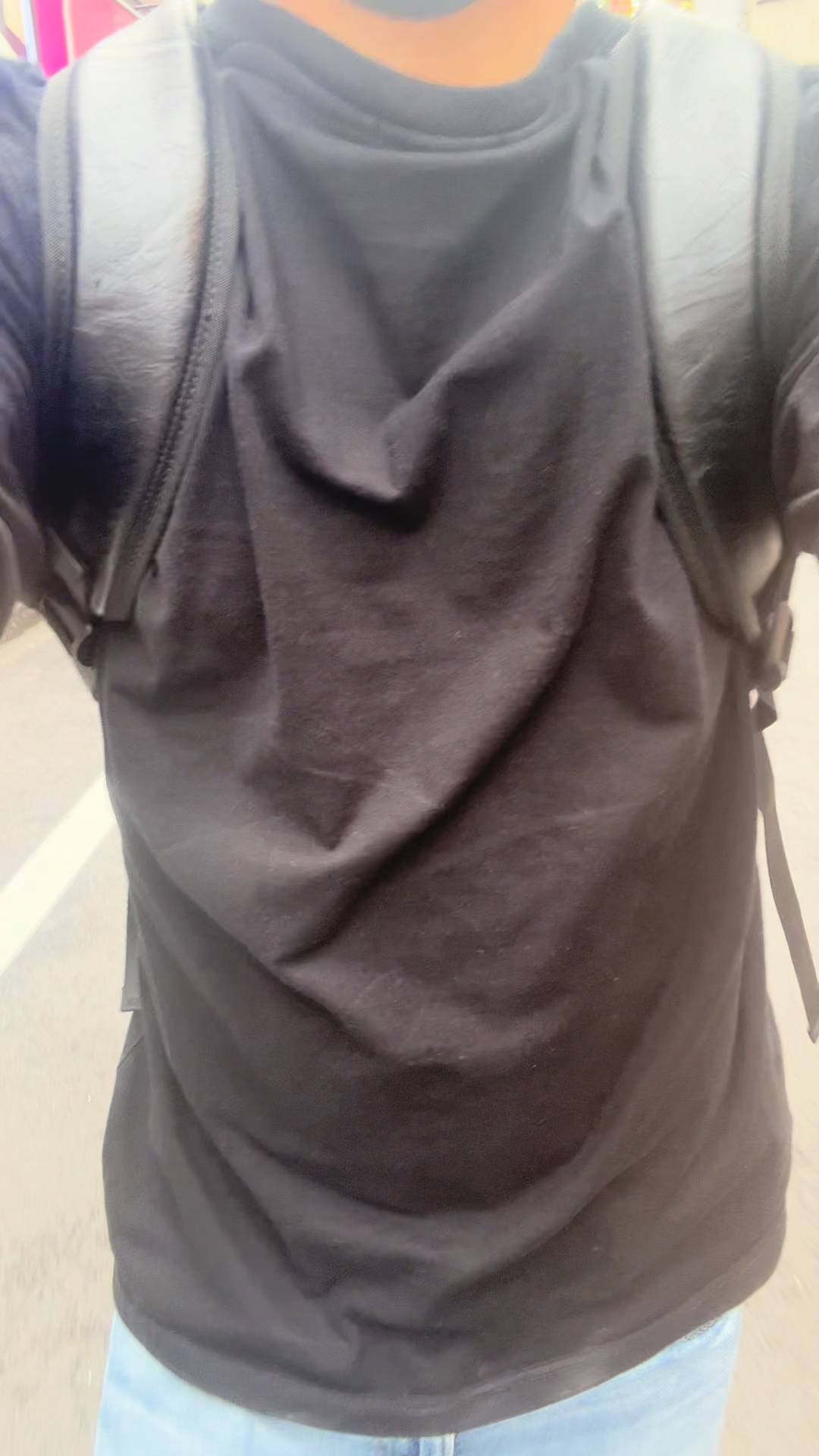 歩きながら自撮りする男性