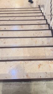 階段を駆け上げる男性