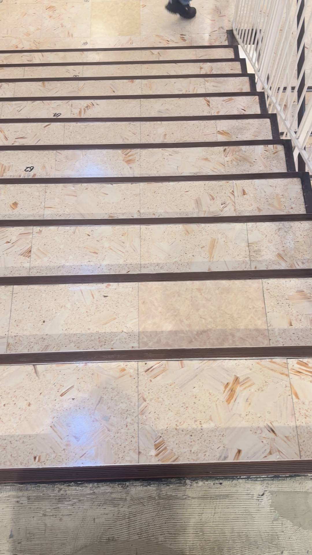 階段を駆け上げる男性