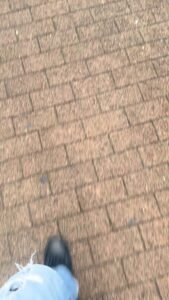 Vlog風な歩く男性