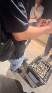 彼女目線｜喫煙所で彼氏とタバコを吸う