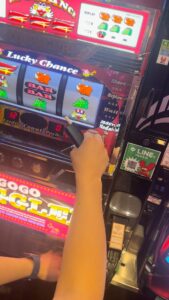 ギャンブル｜パチンコで負けて悔しがる男性