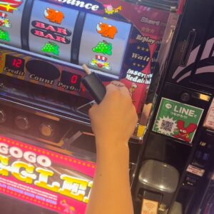 ギャンブル｜パチンコで負けて悔しがる男性