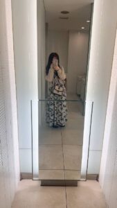 綺麗なOLがファッションチェック