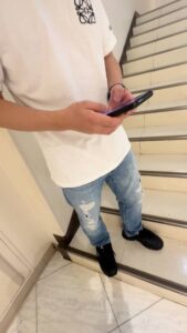 コソコソ携帯を触る男性