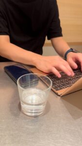 多画角｜パソコンで仕事する男性 副業系、投資系